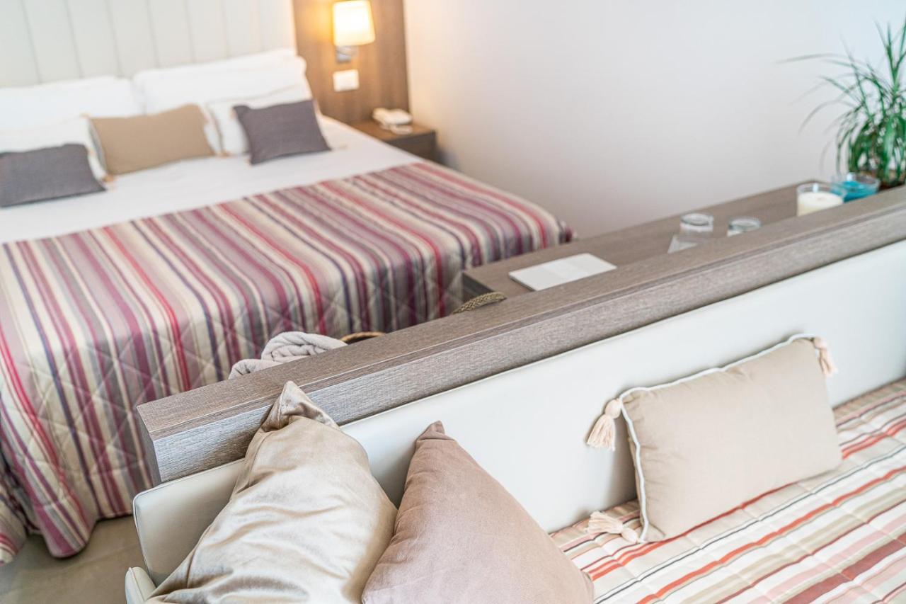 Deluxe Doppel- oder Zweibettzimmer mit Balkon und seitlichem Meerblick