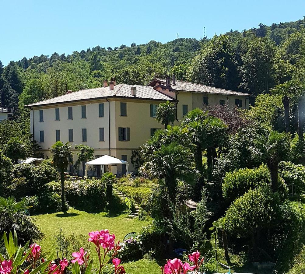 Camera Matrimoniale con Vista Giardino