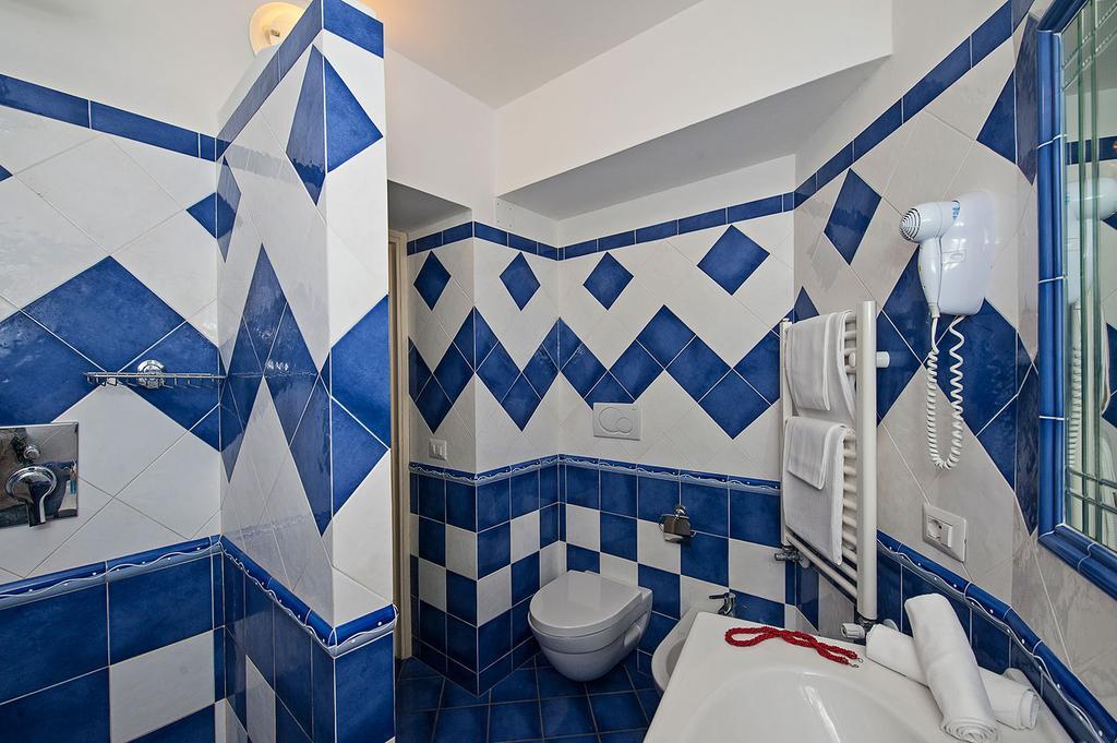 Quarto Triplo com Varanda e Vista para o Mar