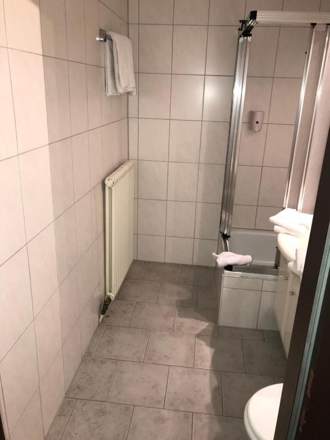 Familienzimmer mit Dusche