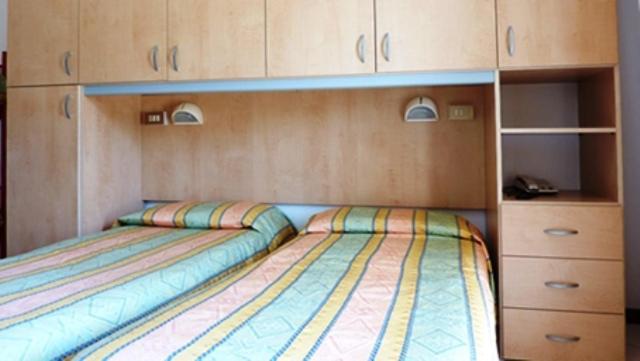 Doppel-/Zweibettzimmer mit Balkon