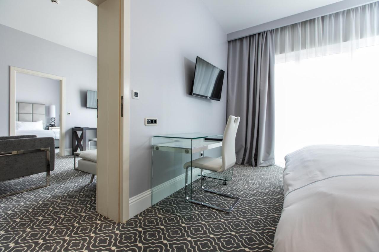 Suite Superior con cama extragrande y balcón