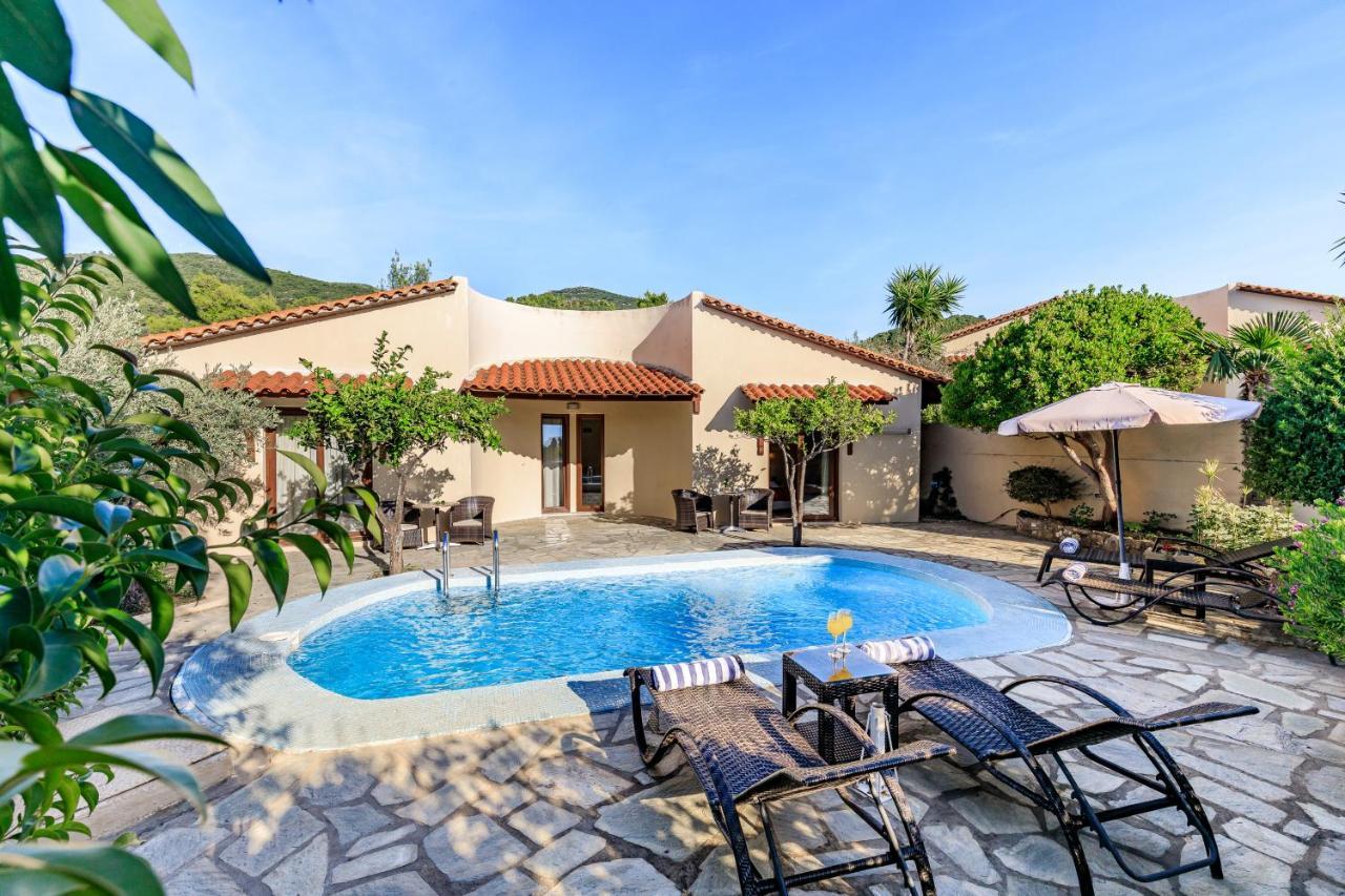 Bungalow Sharing Pool,1168494592:JPEG