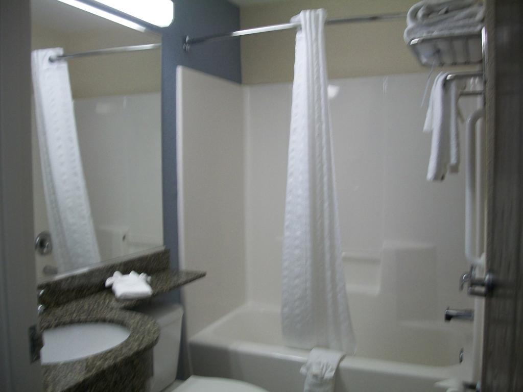Queen Studio Suite - Non-Smoking