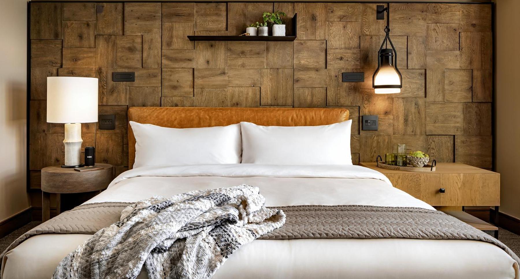 Zimmer mit Alkoven mit Kingsize-Bett