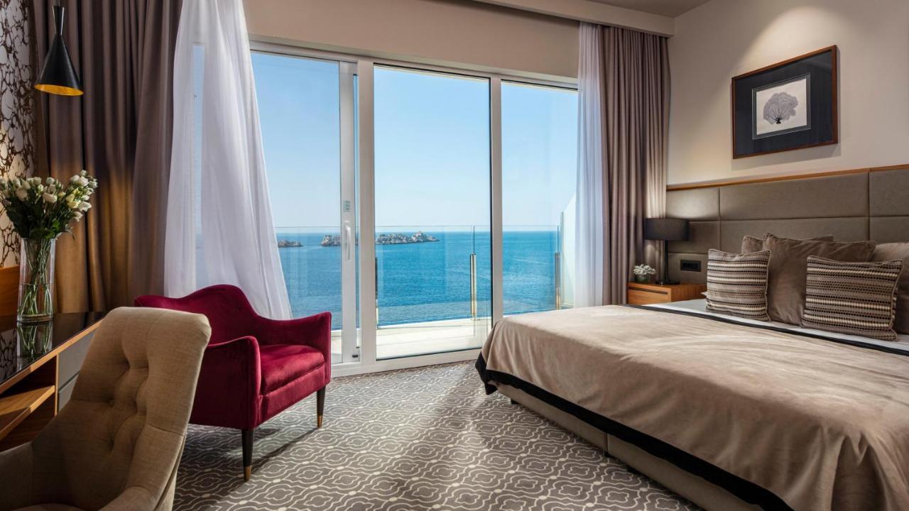 Luxe Tweepersoonskamer met Balkon en Zeezicht