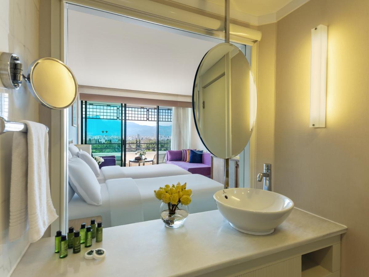 Quarto Standard com 2 Camas de Solteiro e Vista Lateral do Mar