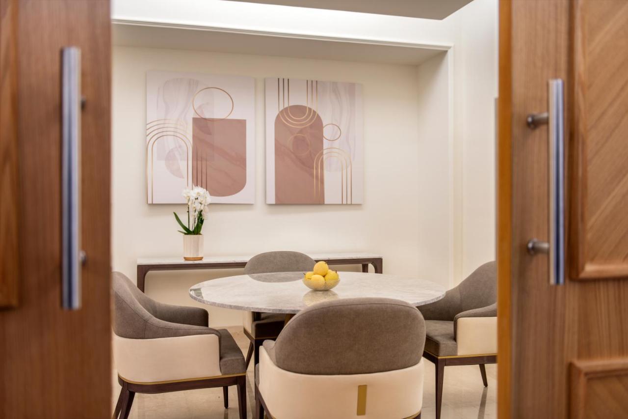 Suite Plus Spacieuse d'Angle 2 Chambres Empire - Vue sur Mer
