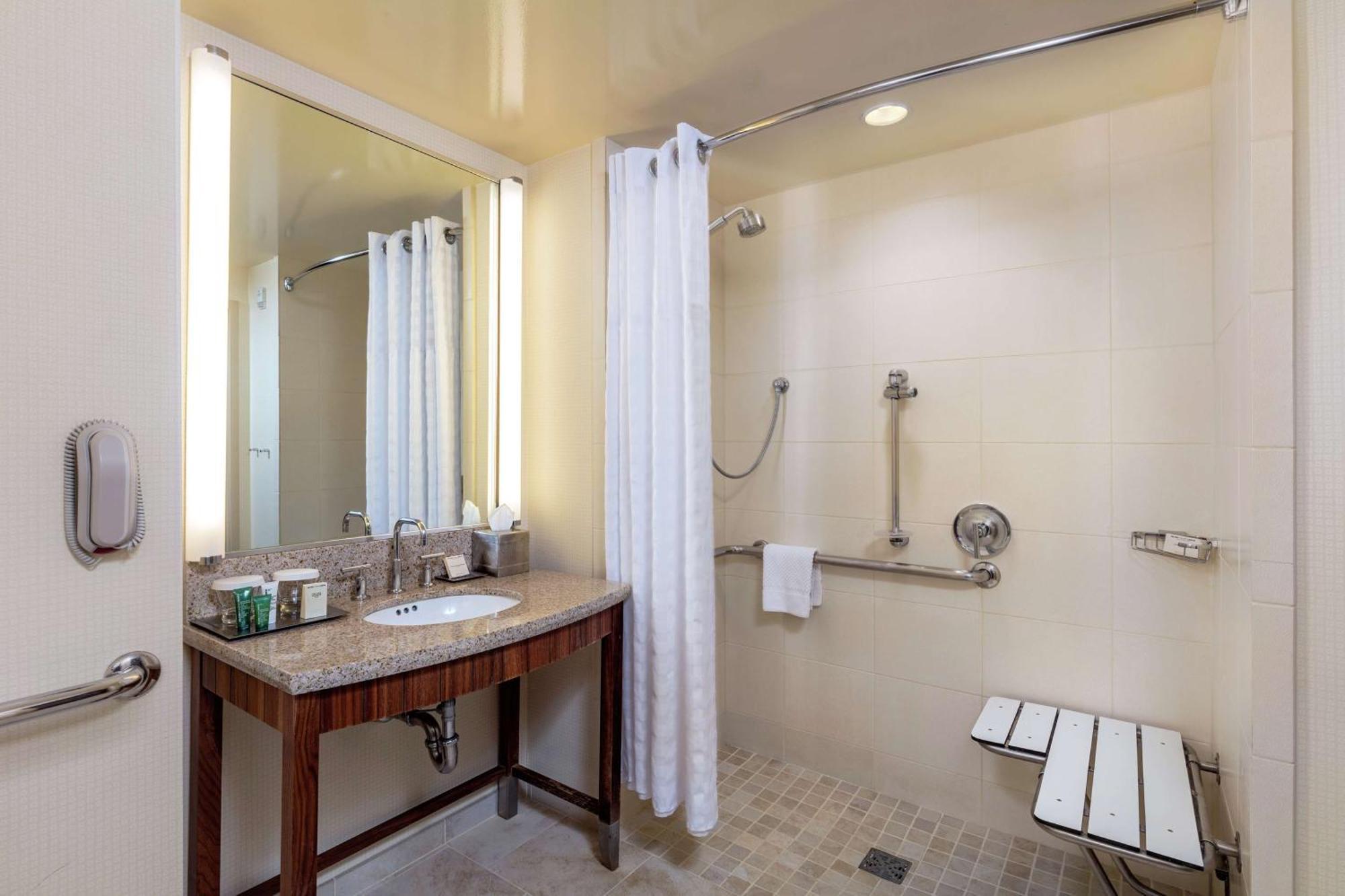 Chambre Lit King-Size avec Douche Accessible en Fauteuil Roulant - Adaptée aux Personnes à Mobilité Réduite