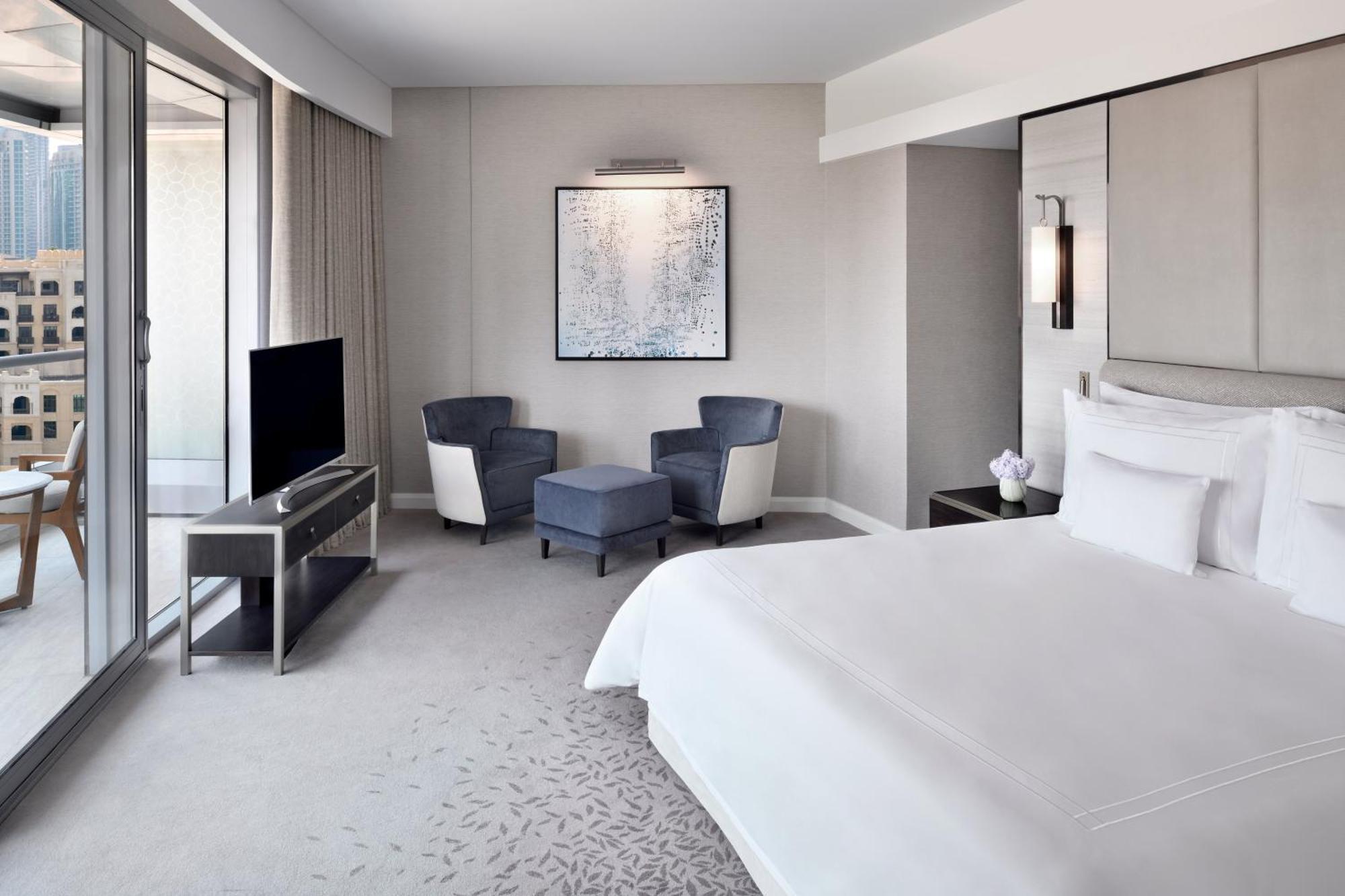Executive Suite Downtown View with Balcony and Lounge Access