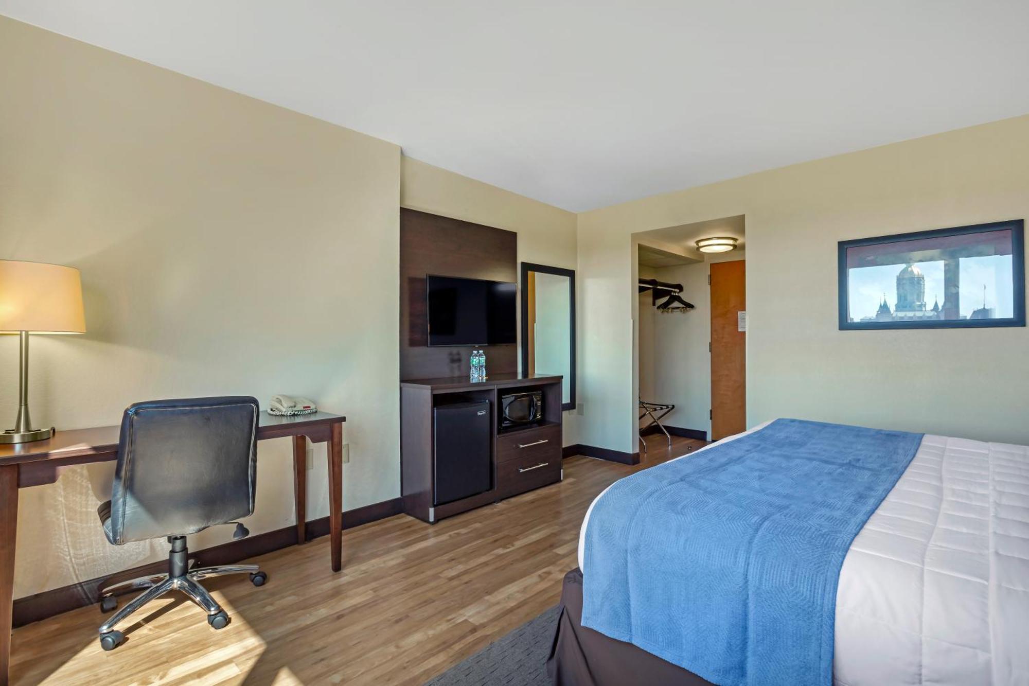 Queen Room with Roll-in Shower - Non-Smoking