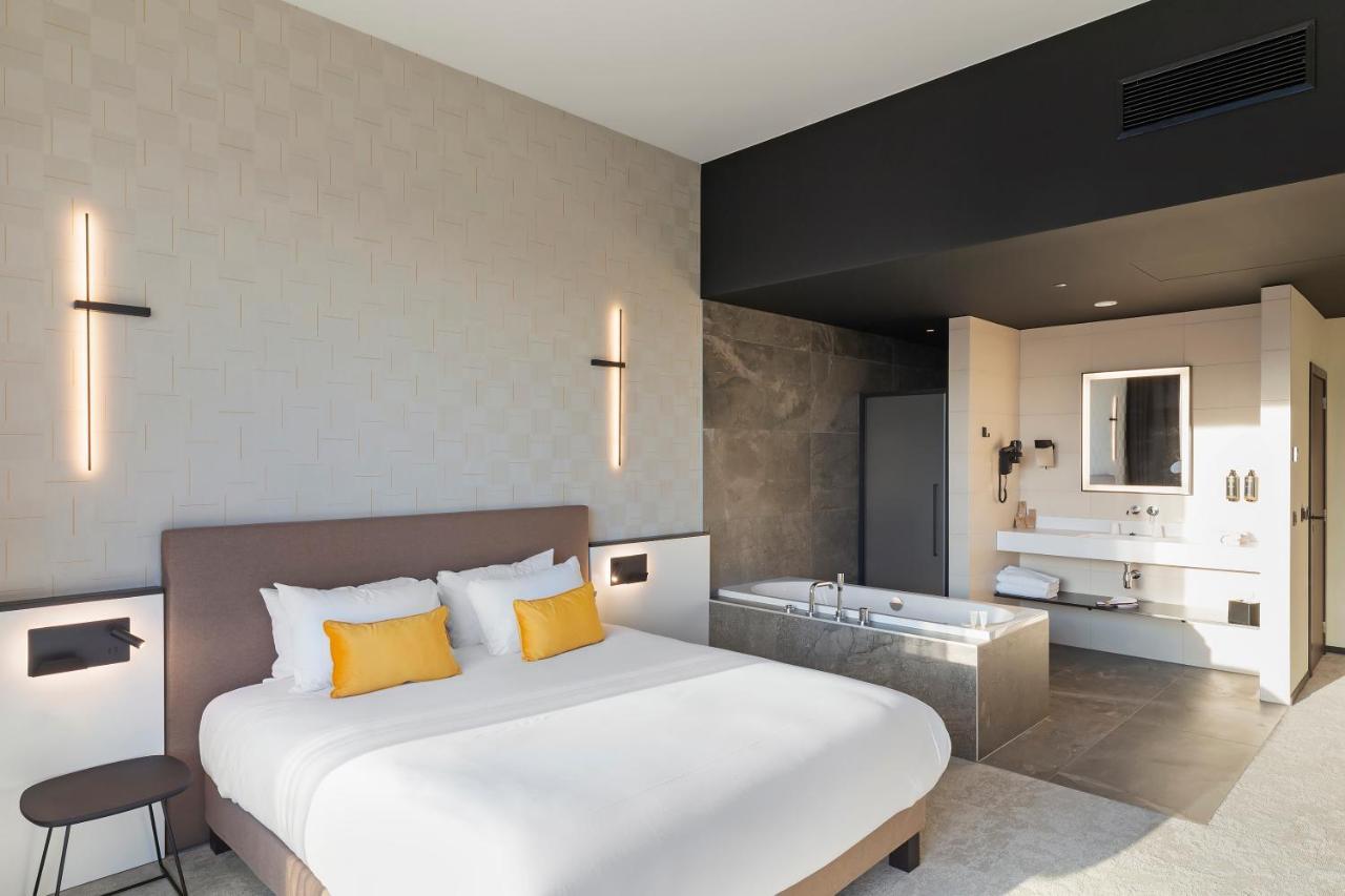 Junior King Suite with Balneo Bathtub and Citadel or River View,1334358065:JPEG