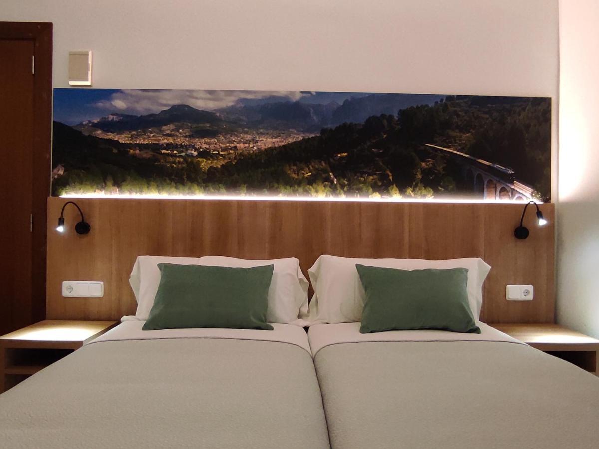 Familienzimmer mit Doppelbett und eigenem Bad