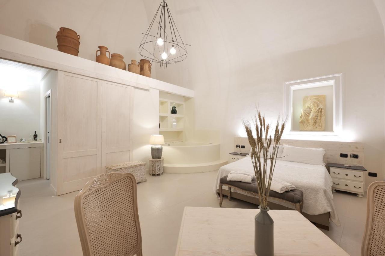 Suite mit einem Balkon und einem Whirlpool