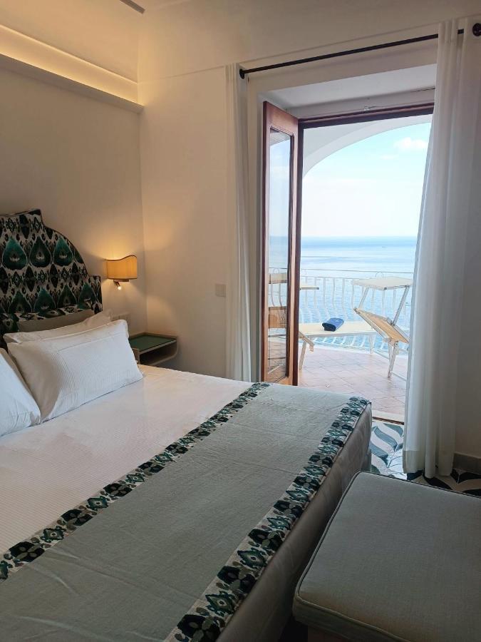 Quarto com Cama King-size, Banheira de Hidromassagem, Varanda e Vista do Mar