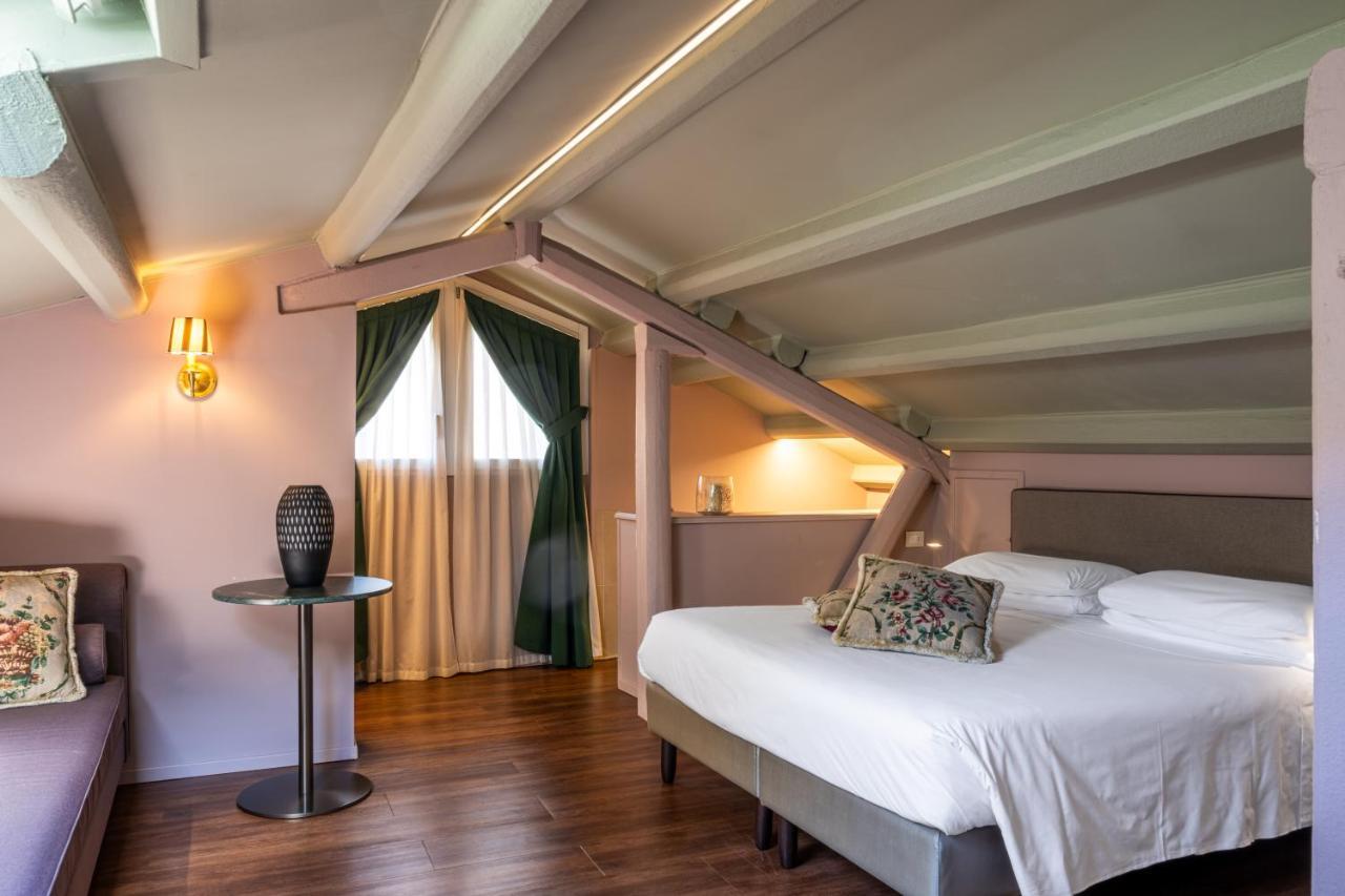 Deluxe Double Room with 2 Extra Beds,693084549:JPEG