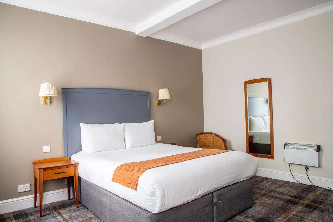 Habitación con cama extragrande.