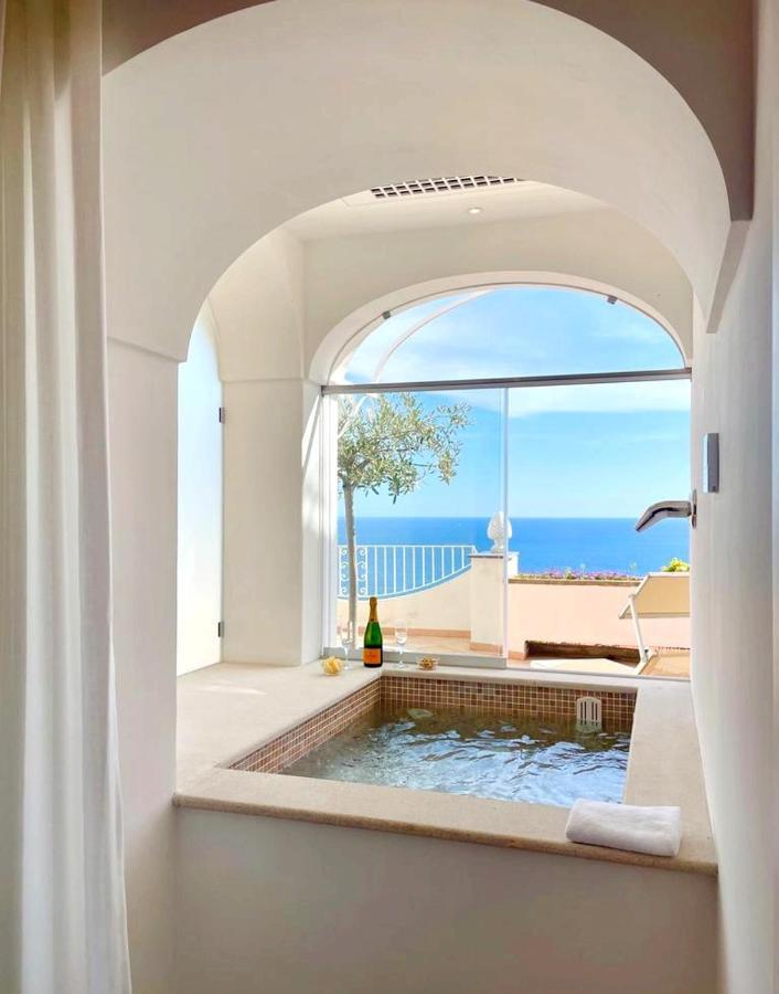 Quarto com Cama King-size, Banheira de Hidromassagem, Terraço e Vista do Mar