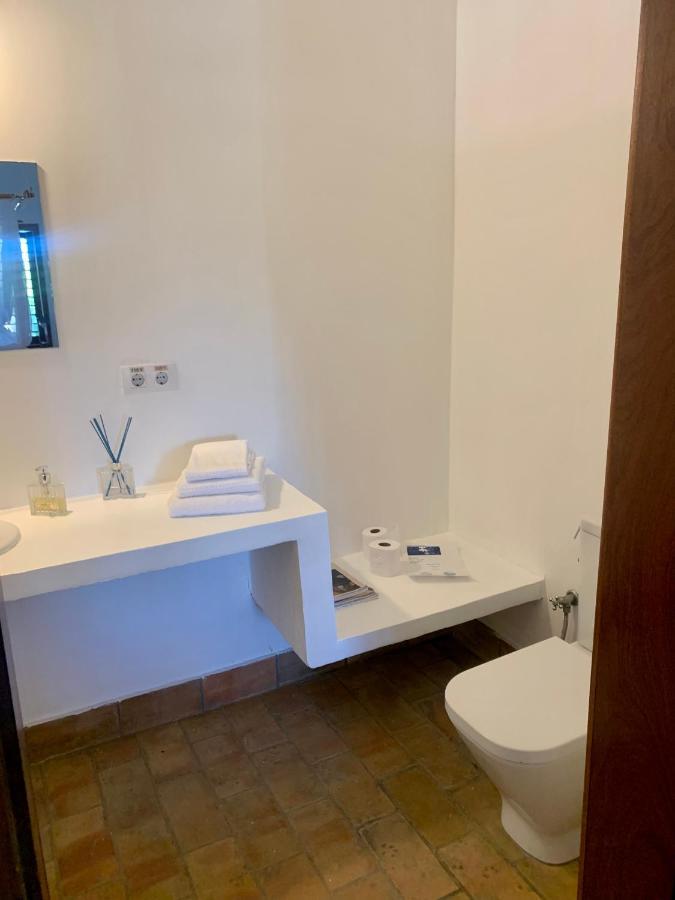 Quarto com Cama Queen-size e Vista da Piscina