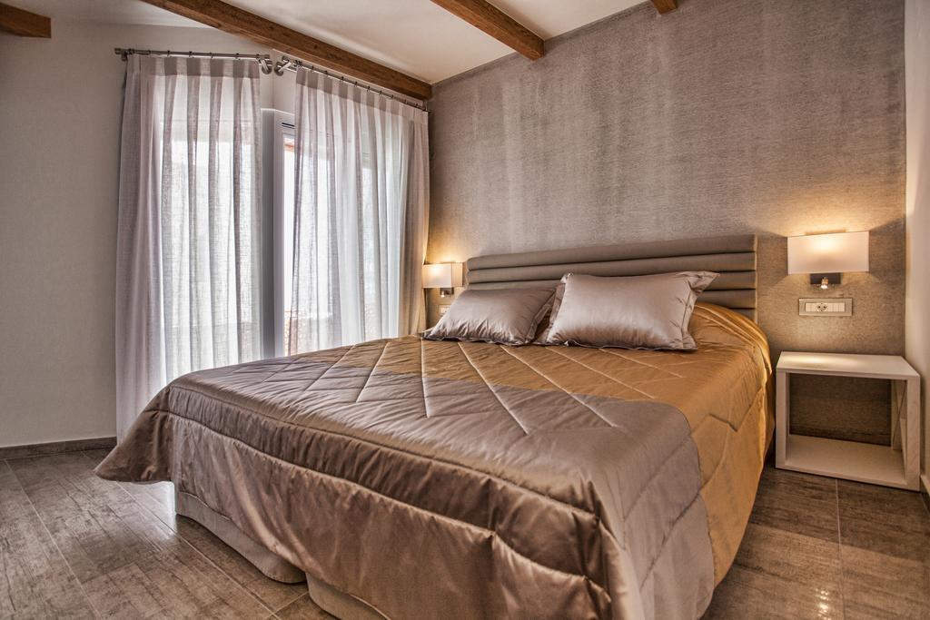 Classical One-Bedroom Suite with Balcony