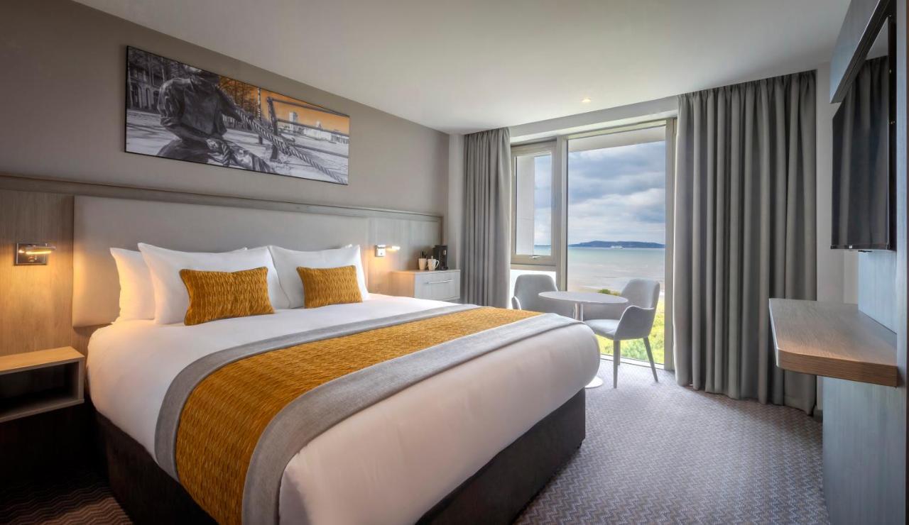 Executive Zimmer mit Kingsize-Bett und Meerblick