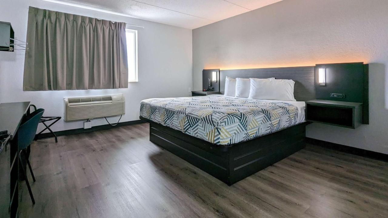 Deluxe King Room - Non-Smoking