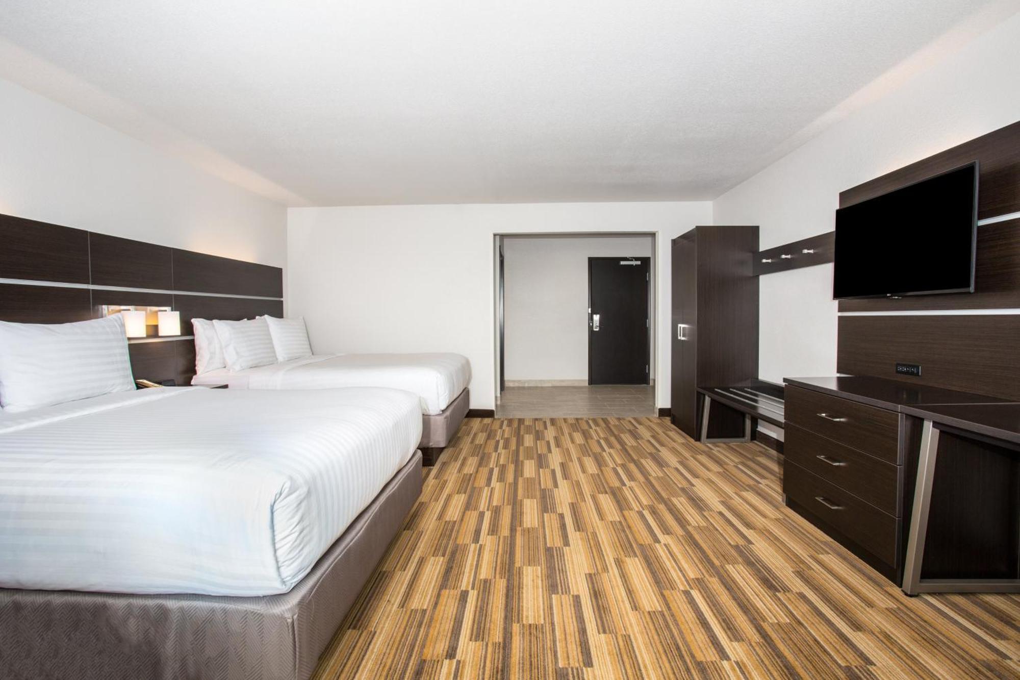 Standard Queen Room with Two Queen Beds and Tub - Mobility/Communications Accessible