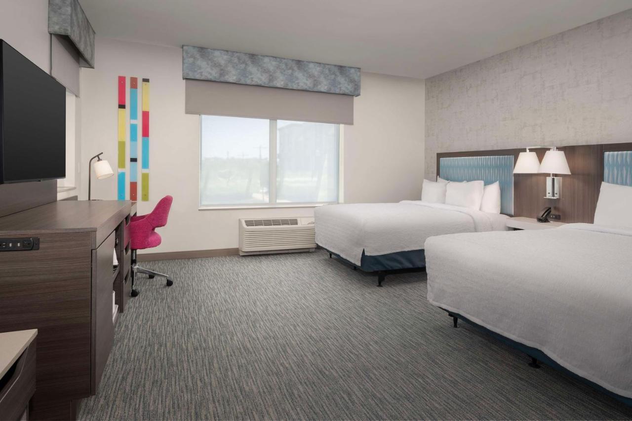 Queen Room Two Queen Beds Roll Shower Mobility Hearing Access,1477888780:JPEG