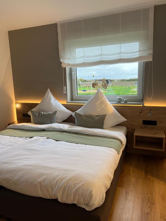 Zimmer mit Kingsize-Bett und Gartenblick.