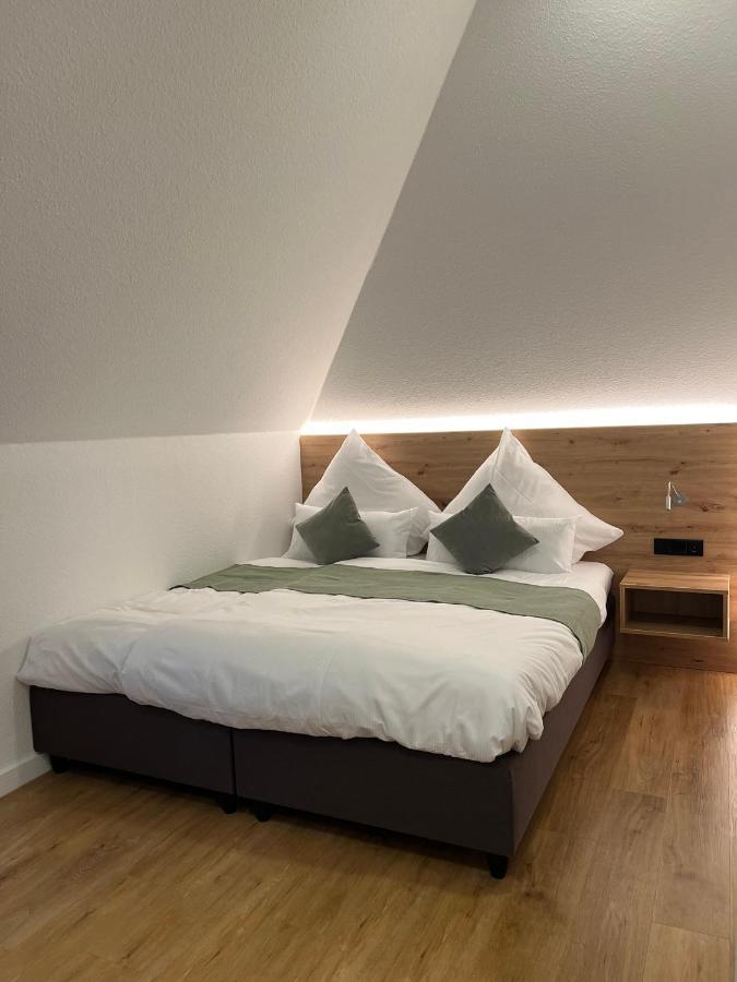 Zimmer mit Kingsize-Bett und Balkon