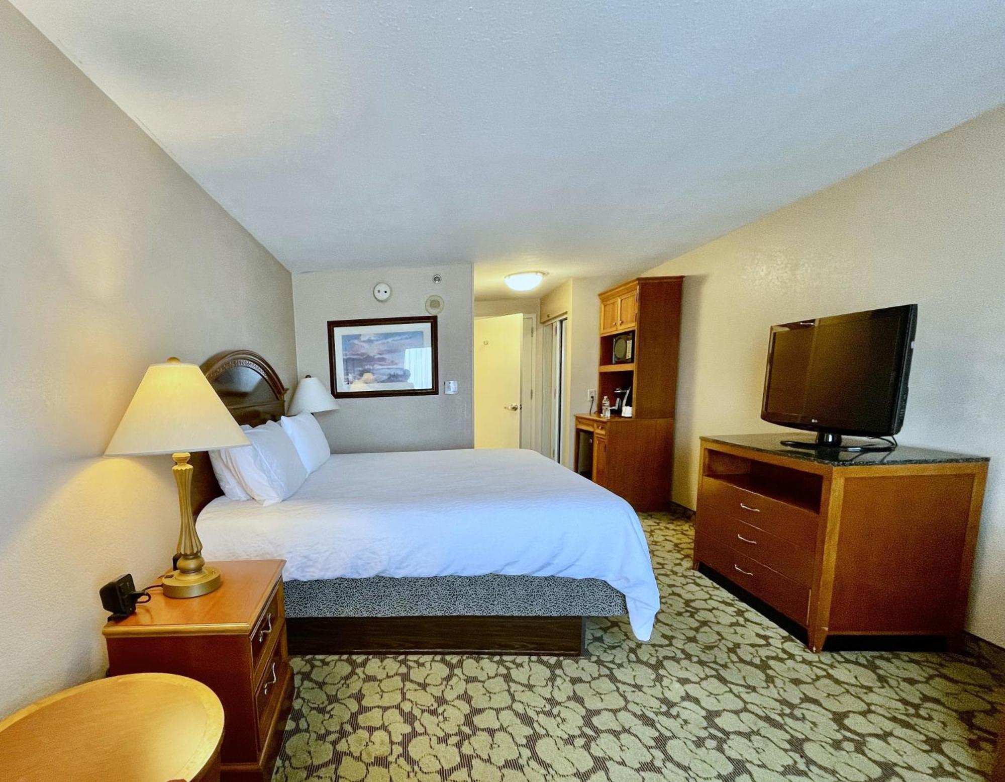 Quarto com Cama King-size e Banheira de Hidromassagem