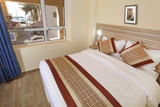 Zimmer mit Queensize-Bett und seitlichem Meerblick
