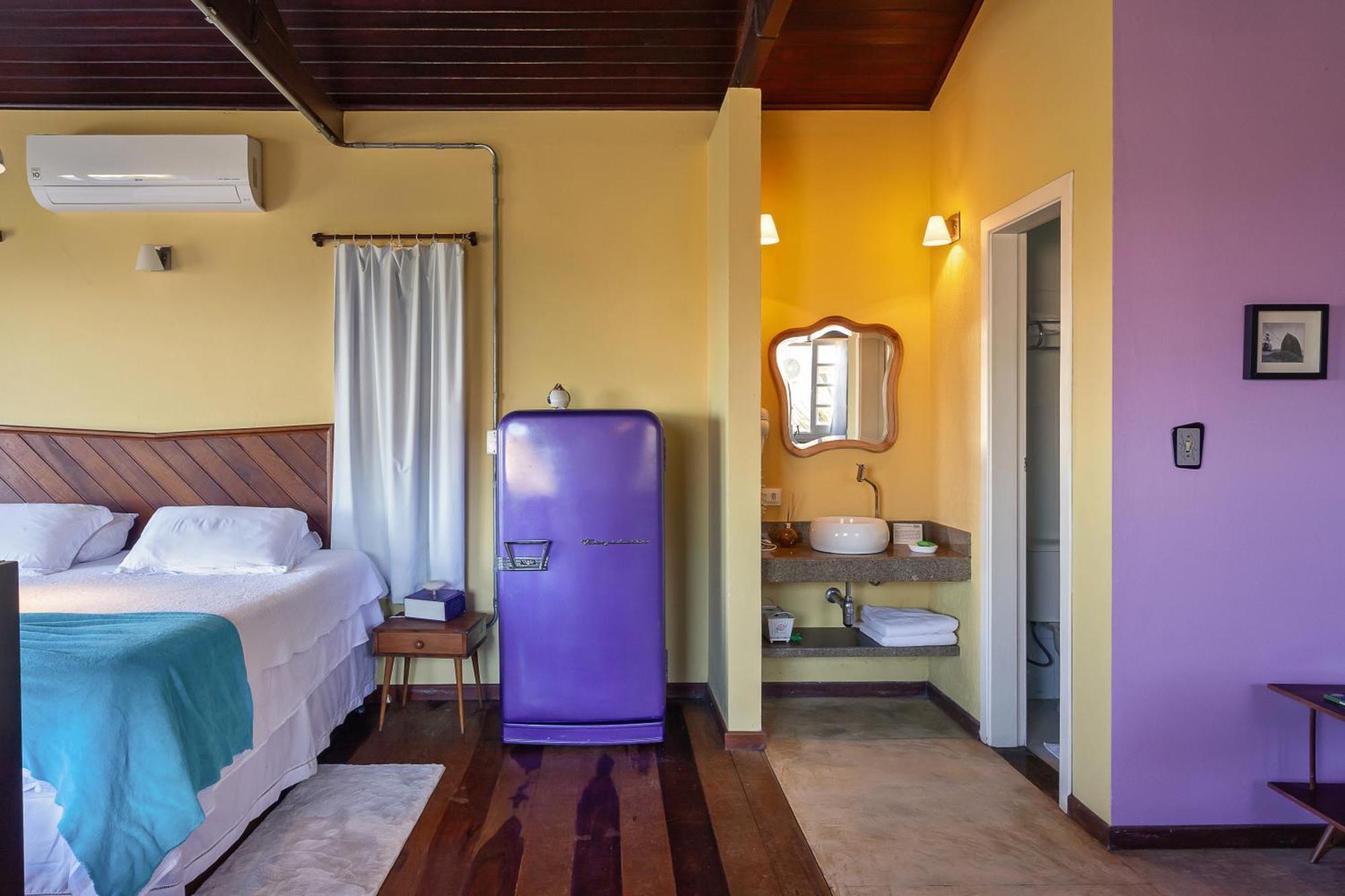 Quarto com Cama King-size e Banheira de Hidromassagem