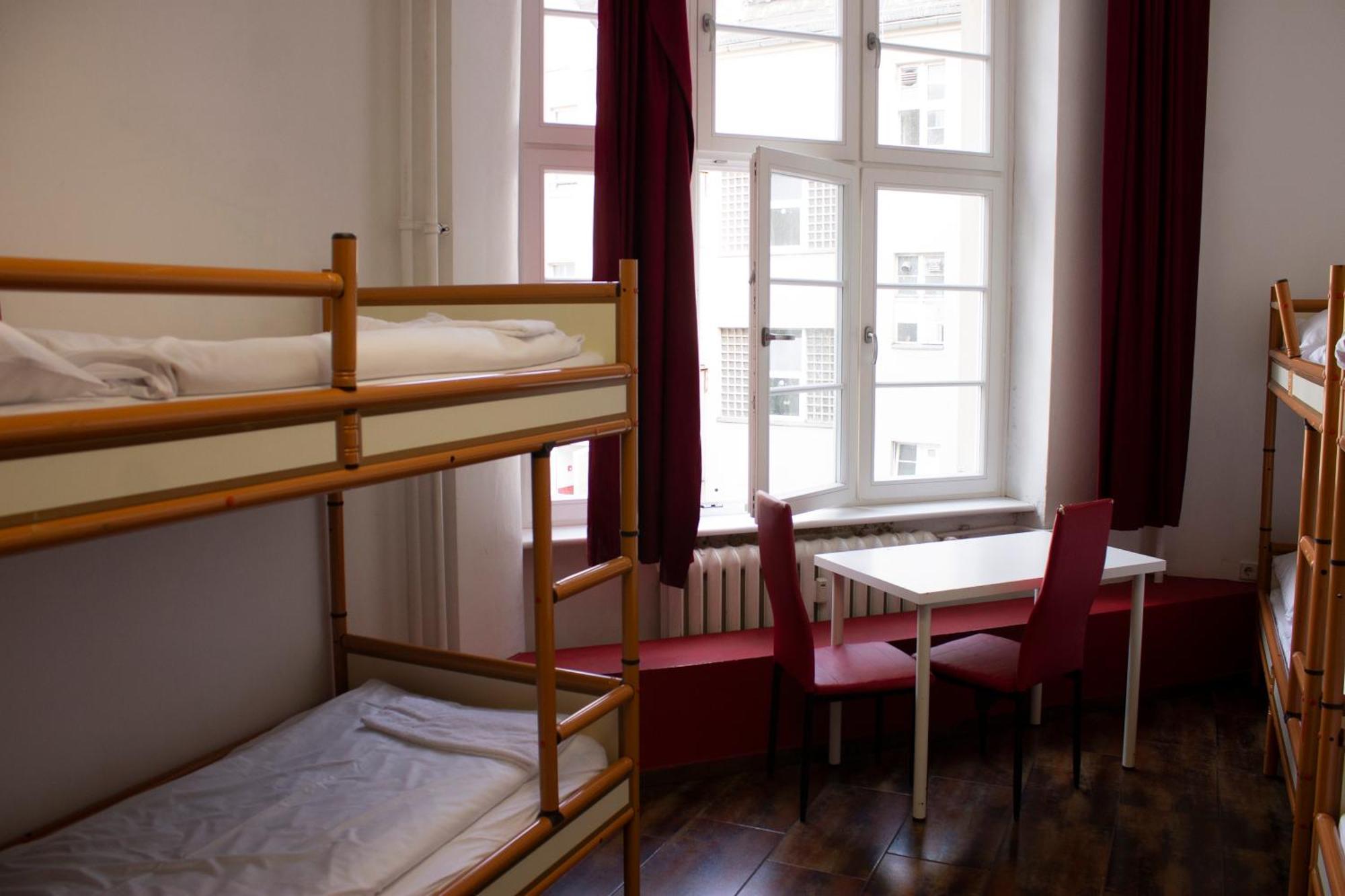 Cama individual en habitación compartida mixta (8 personas)