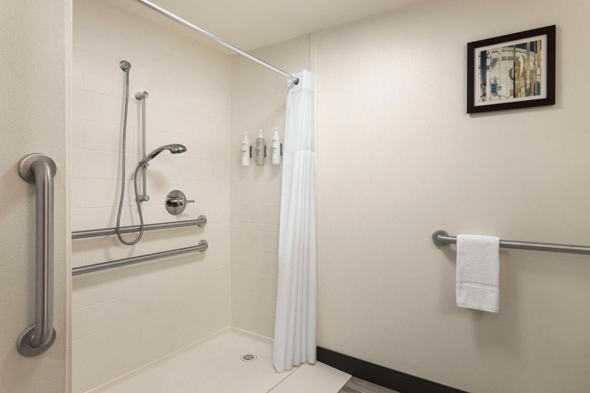 Chambre Lit Queen-Size avec Douche Accessible en Fauteuil Roulant - Adaptée aux Personnes à Mobilité Réduite/Non-Fumeurs