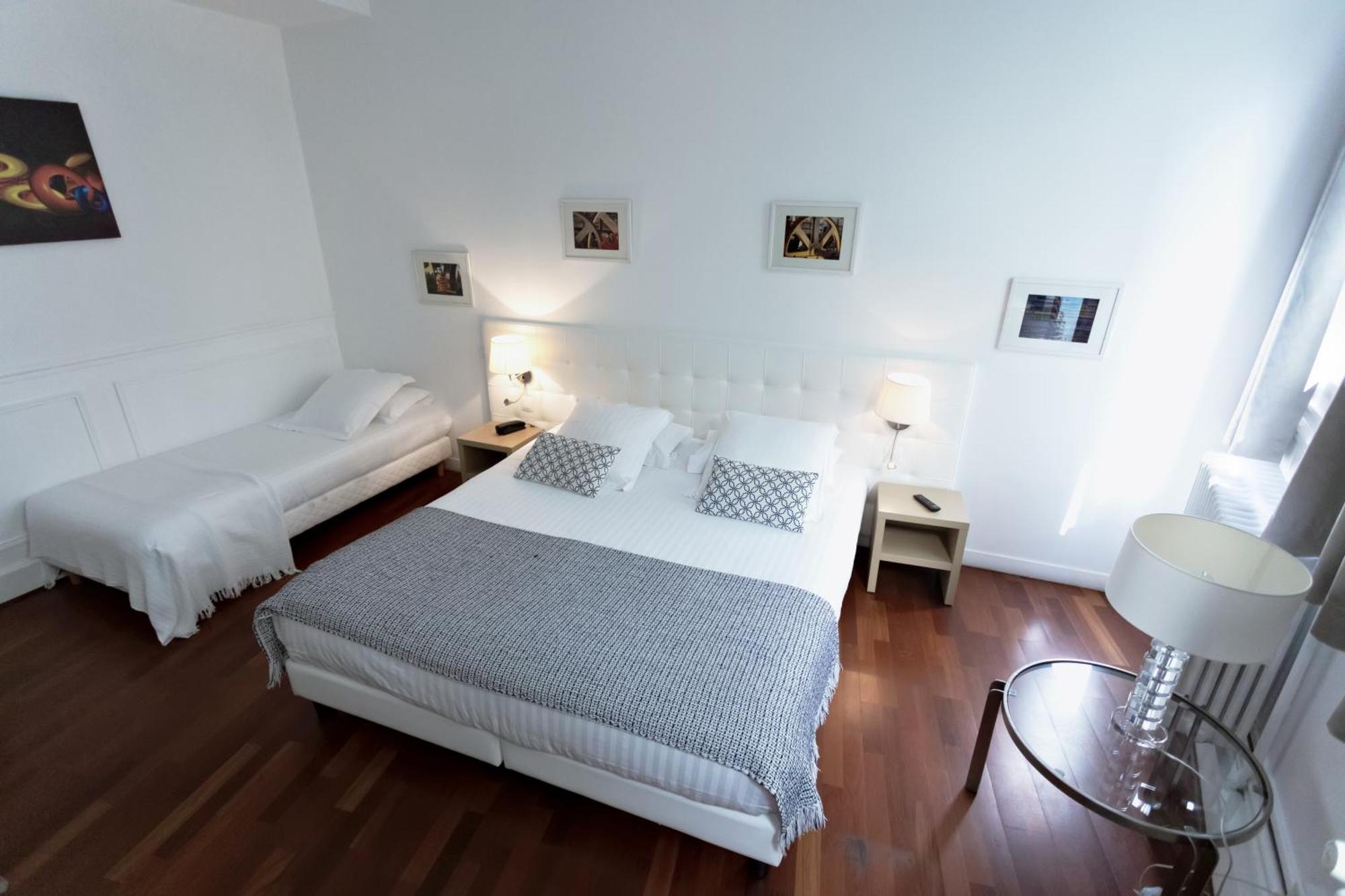 Dreibettzimmer mit Badewanne
