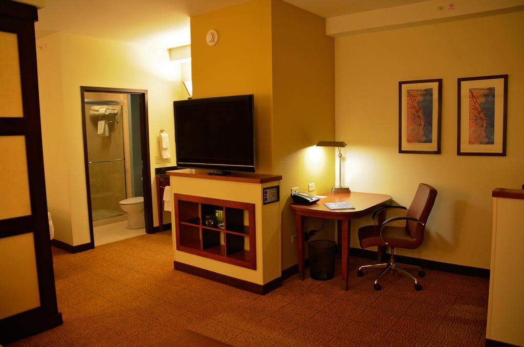 Quarto com Cama King-size e Sofá-Cama - Andar Alto