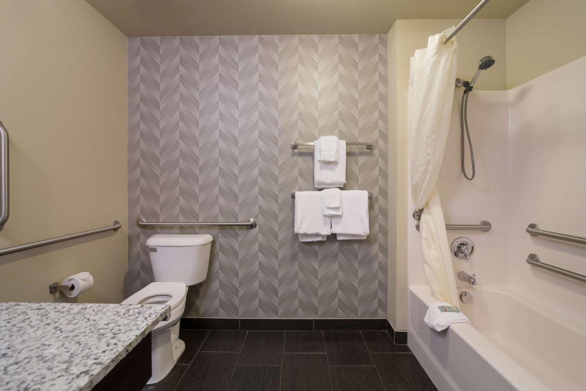 King Room with Bath Tub - Mobility Accessible