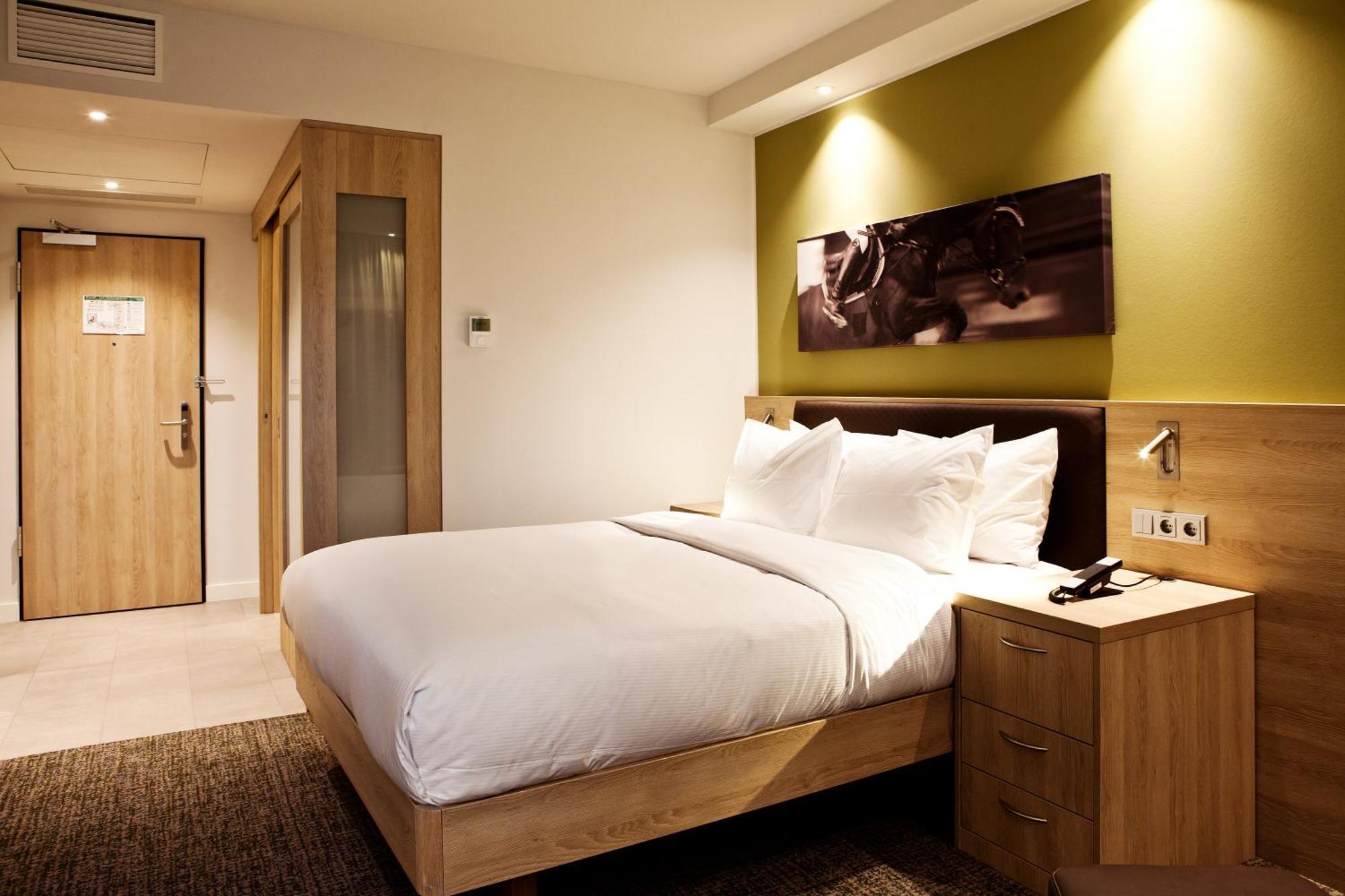 Queen Room - Accessible,1547392372:JPEG