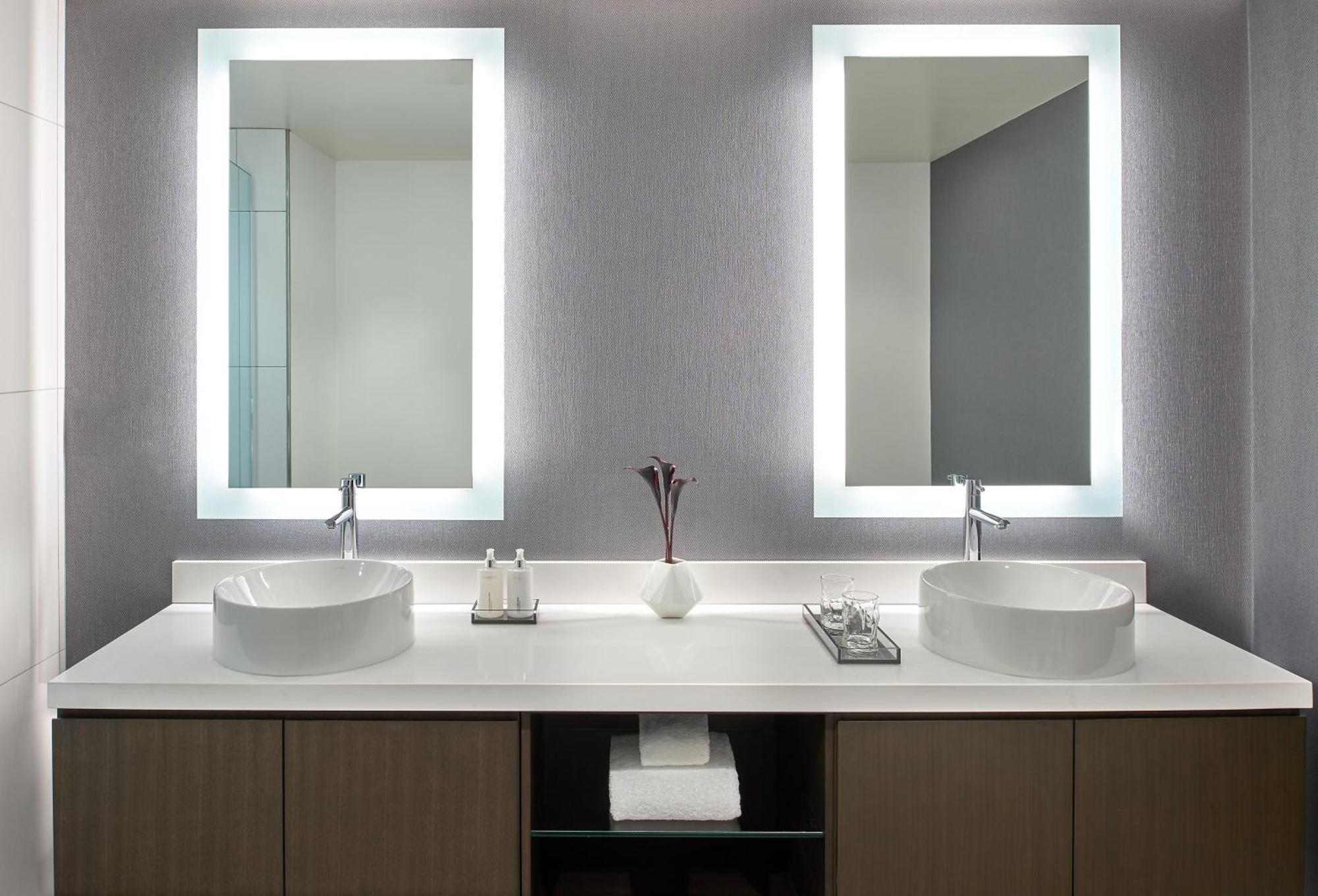Zimmer mit Kingsize-Bett und Whirlpool