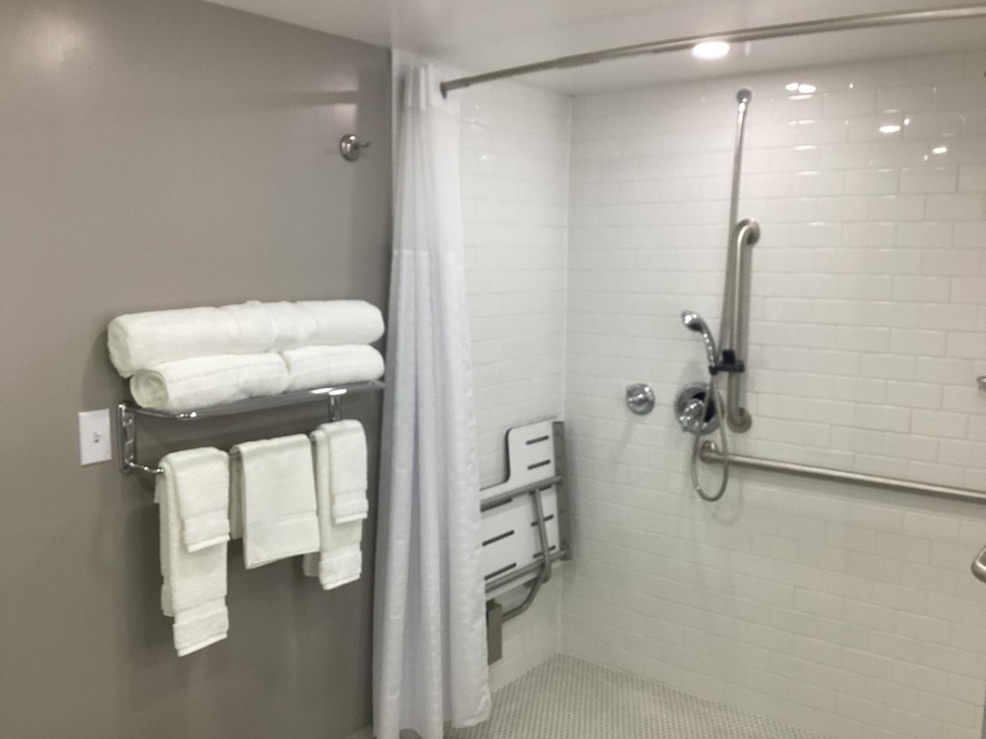 King Room with Roll-in Shower - Mobility Access/Non-Smoking,1556177806:JPEG