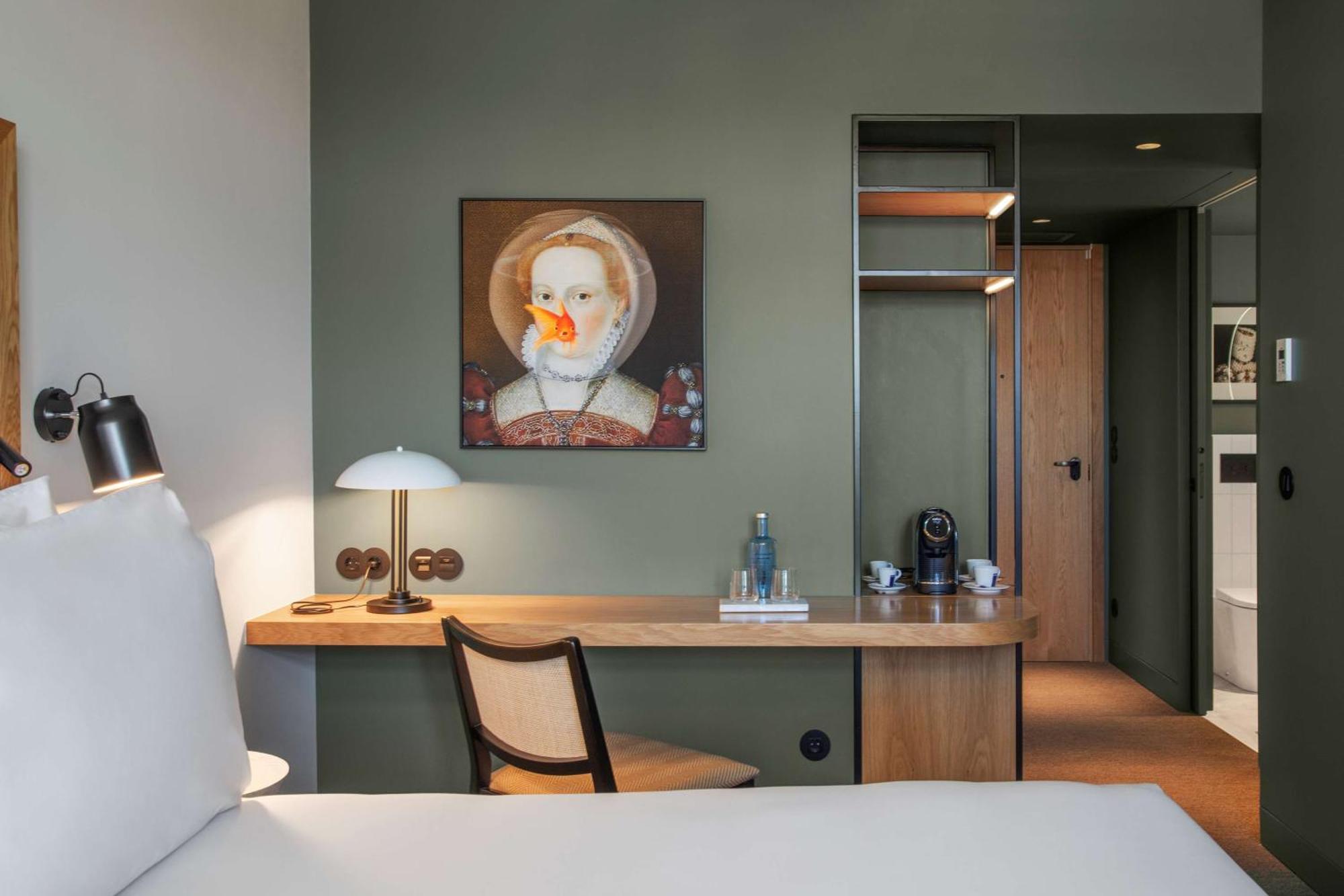 Superior King Room with City View