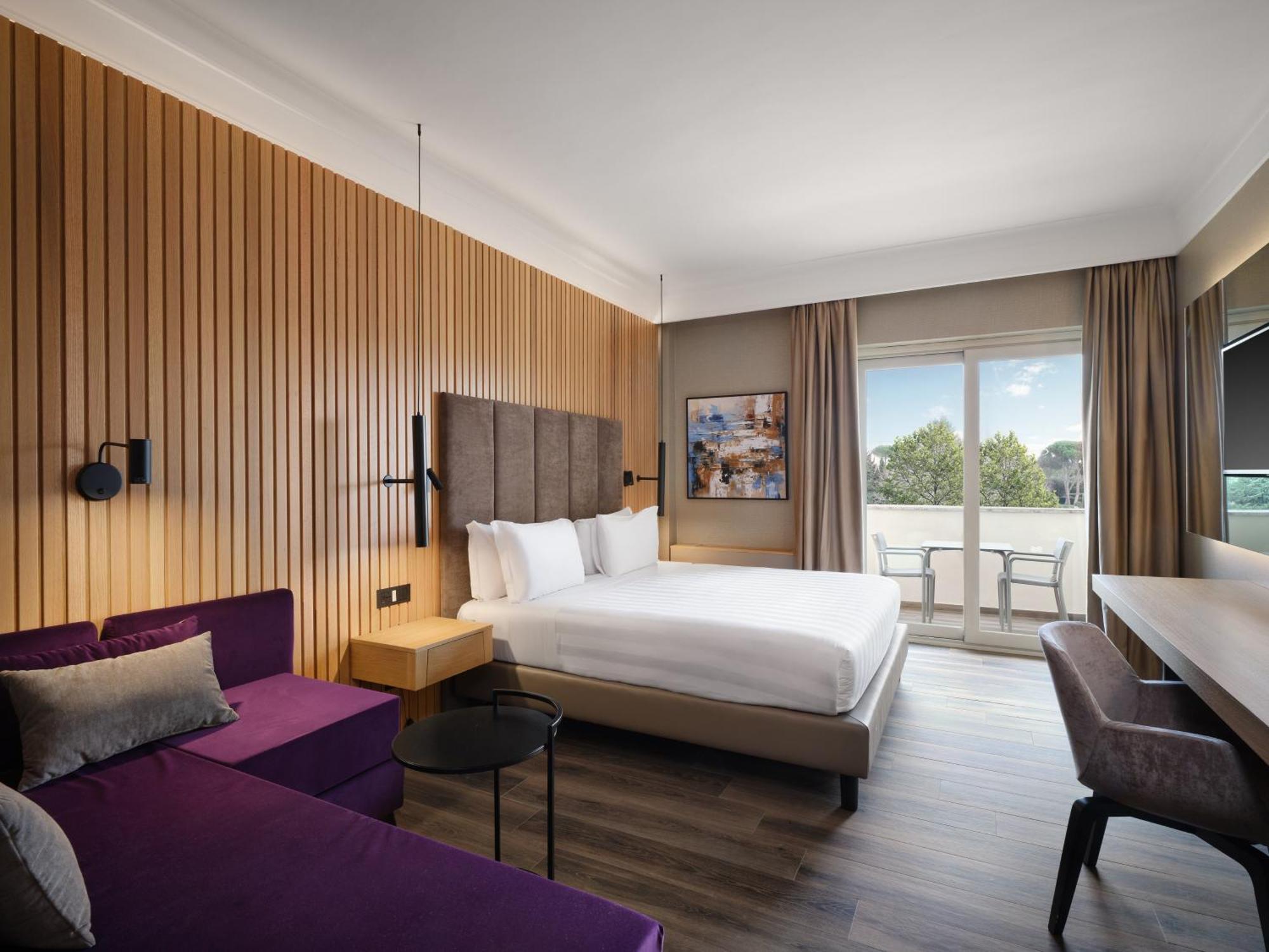 Habitación Premium con cama extragrande y vistas a la piscina