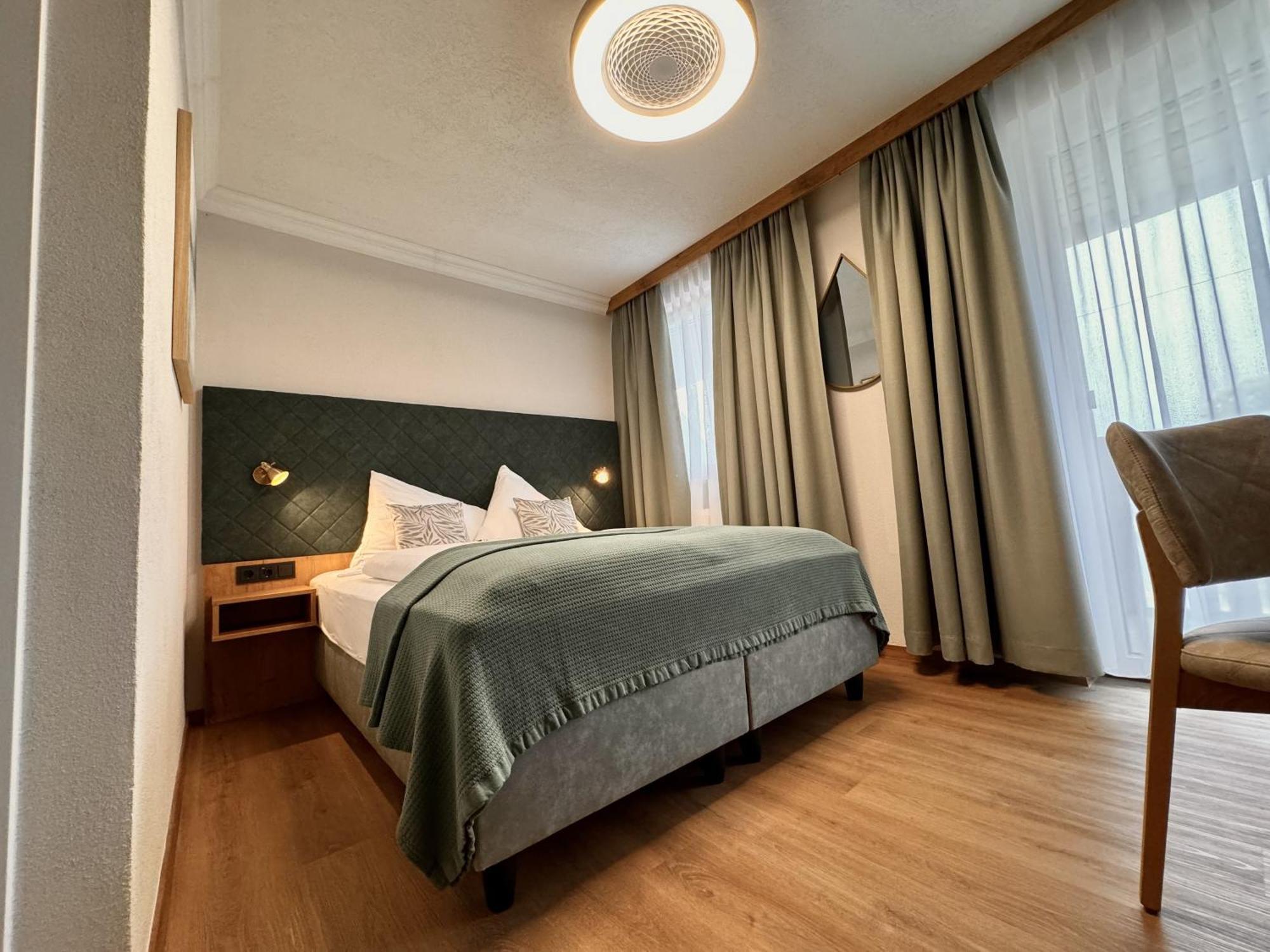 Zimmer mit Queensize-Bett und Balkon