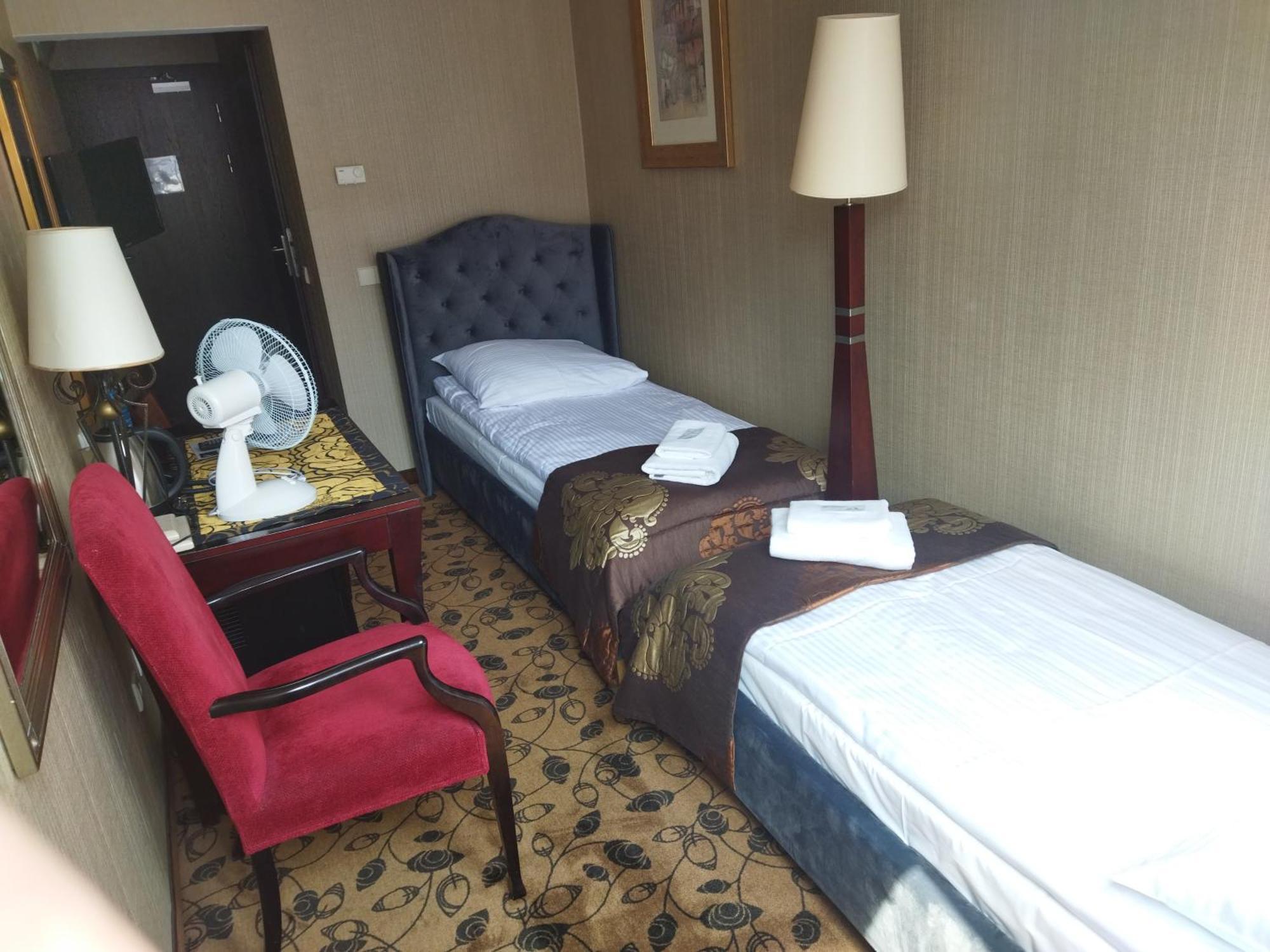 Twin Room,1589118159:JPEG