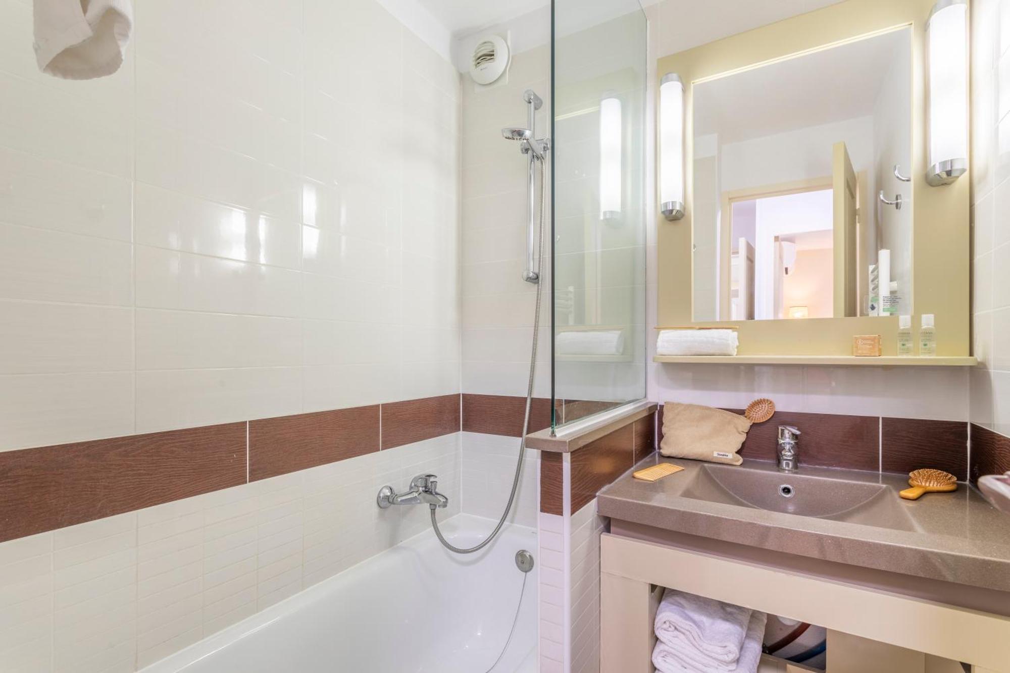 One-Bedroom Apartment with Sleeping Alcove, Air Conditioning and Terrace (6 People)