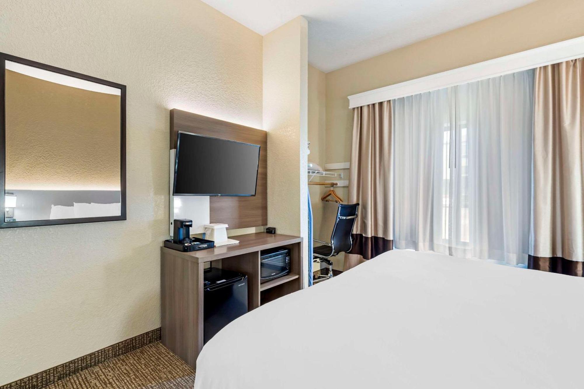 Standard King Suite - Accessible/Non-Smoking