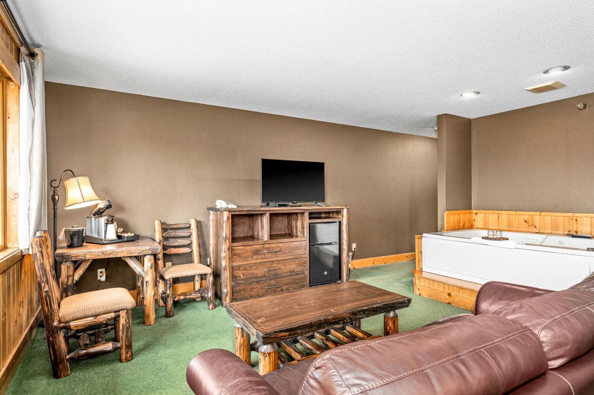 King with Whirlpool Spa Guest Room