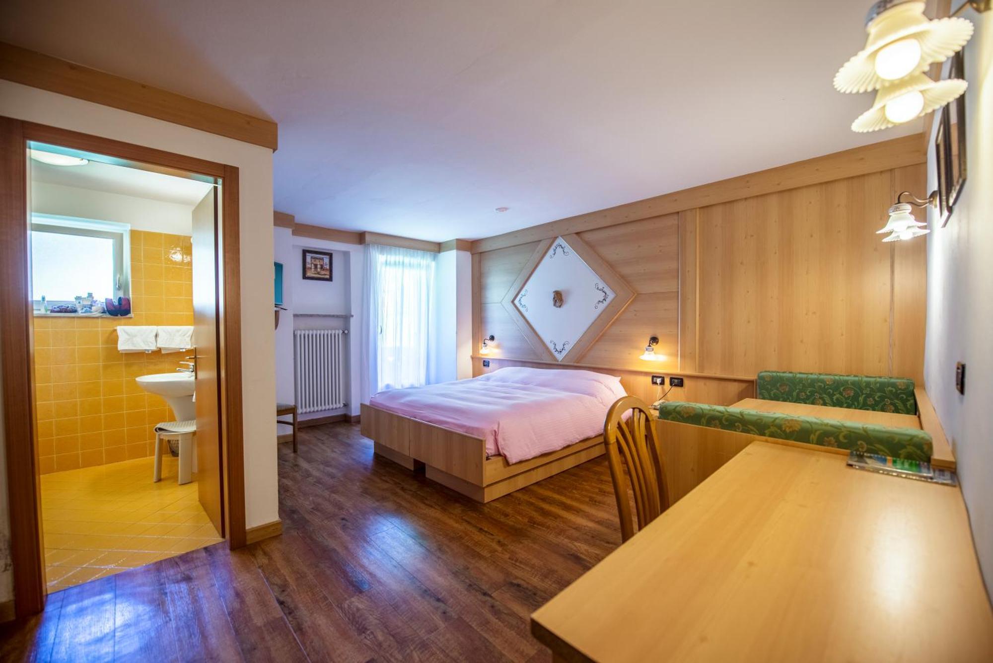 Double or Twin Room with Mountain View