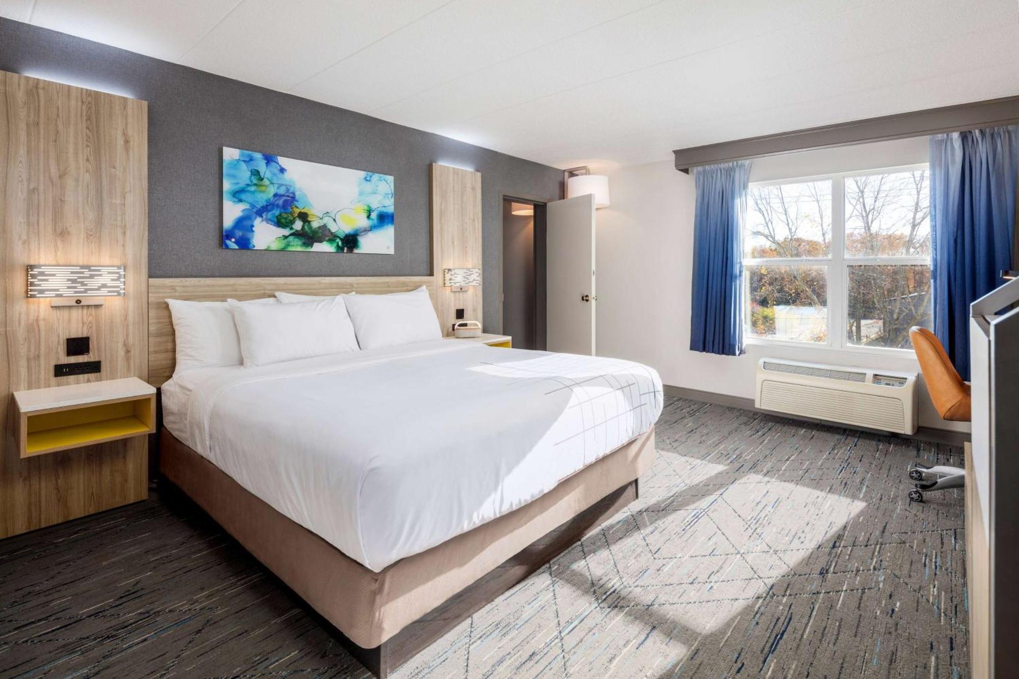 One-Bedroom King Suite - Non-Smoking,1602961824:JPEG
